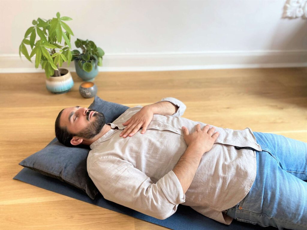 Person Liegt Entspannt Auf Einer Yogamatte Neben Einer Pflanze