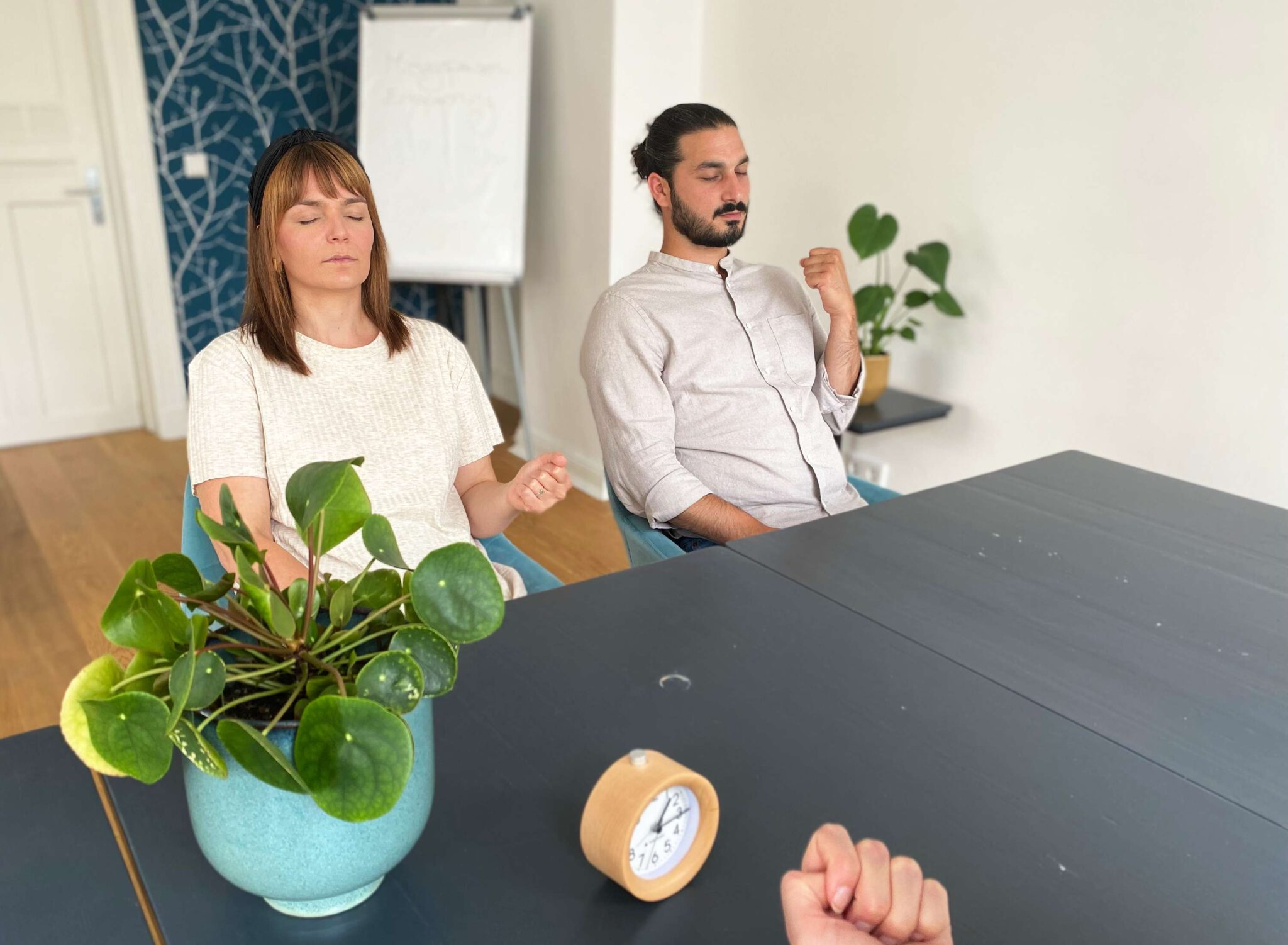 Zwei Personen bei einem Resilienz-Workshop mit Farina Eisenbeis.