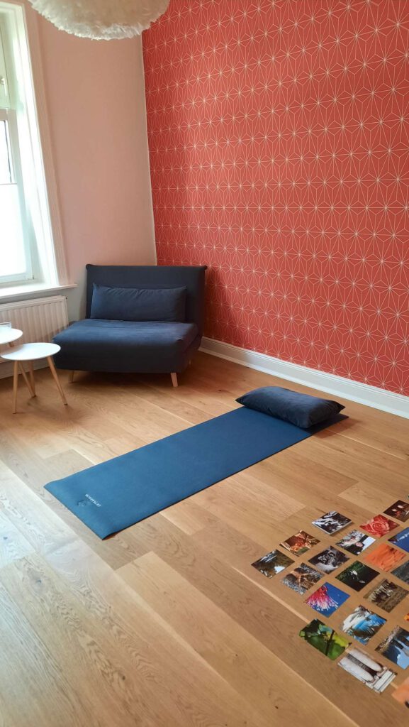 Yoga-Matten und Decke in einem Raum fuer Entspannungsworkshops.