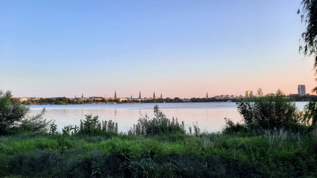 Ein ruhiger Sommerspaziergang am Wasser bei Hamburg.